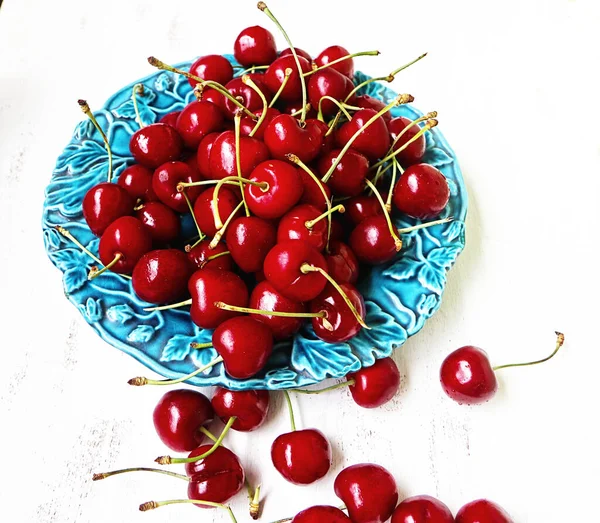 红色成熟的樱桃 在蓝色盘子里 随时可以吃 — 图库照片