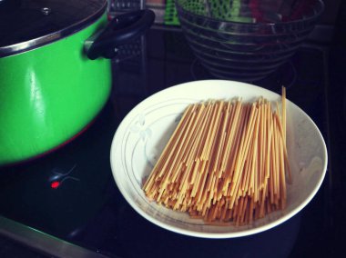 İtalyan spagettisi kaynamış tuzlu suda pişmeye hazır.