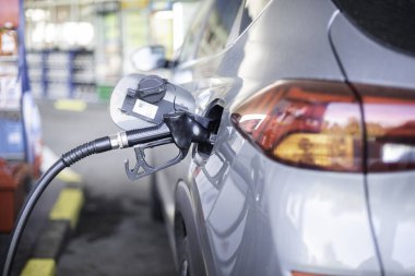 Benzin istasyonunda arabada benzinli dizel yakıt pompalama