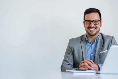 Ofiste kamera kopyalama alanına bakan genç gülümseyen neşeli işadamıportresi