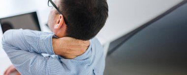 İşadamı ofis çalışanı masa çalışmasından boğaz boyun ağrısı tutan ve dizüstü bilgisayar veya dizüstü bilgisayar kullanarak bütün gün oturan boyun ağrısı hasta işçi overworking kavramı kopyalama alanı