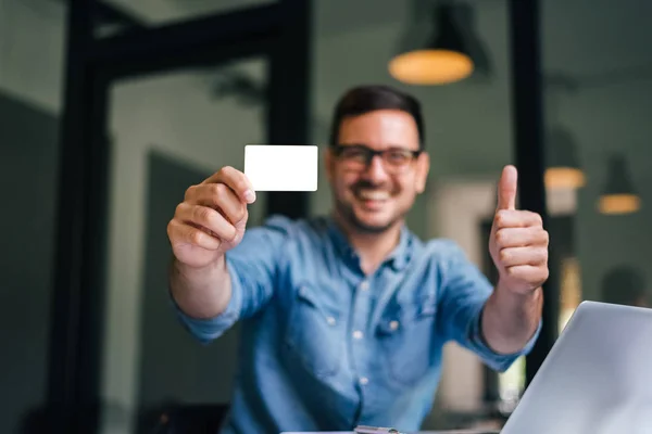 Makiety w górę ścieżka przycinająca tło biały rozmiar standardowej karty kredytowej uśmiechnięty człowiek trzyma pustą kartę kredytową pokazując kciuka do jakości usług zadowolenie klienta — Zdjęcie stockowe
