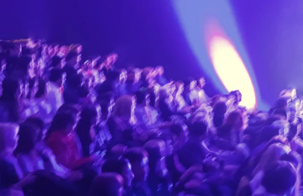 Olay özetinde oturan insanların bulanık satırları