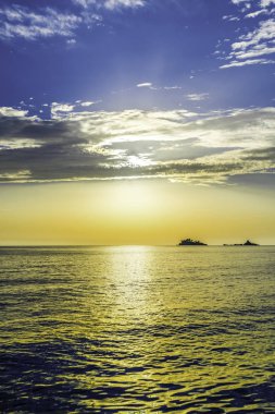 Deniz manzarası veya okyanus üzerinde gün batımı