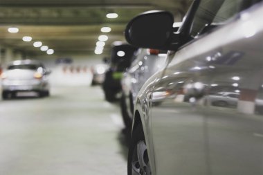 Yeraltı otoparkında araba kapatma