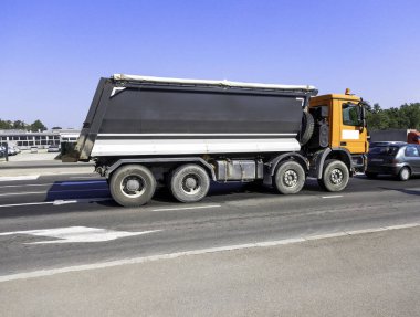 Kamu yolunda ağır yük kamyonu
