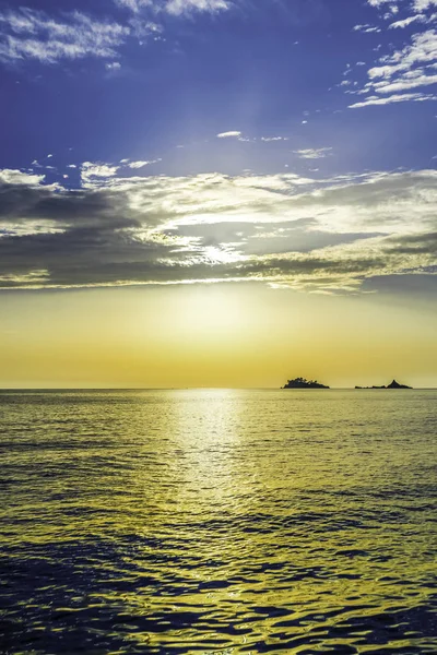 Deniz manzarası veya okyanus üzerinde gün batımı