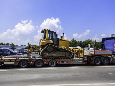 Trafikte kamyonda buldozer