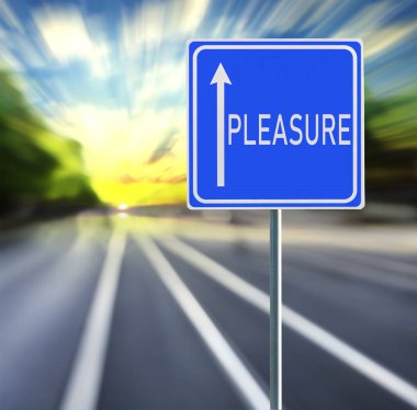 Sunset ile Hızlı Bir Arka Plan üzerinde Pleasure Road Sign.