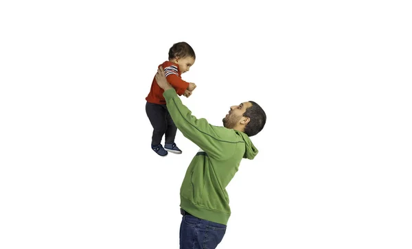 Vader houden en hijsen van zijn schattige baby — Stockfoto