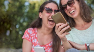 İki kız sürpriz sosyal medya beklenmedik gençlik bin yıllık dostluk medya kavramı bağımlılığı yeni teknoloji trendleri yaşam tarzı teknoloji sosyal nesil eğlenmek açık havada sosyal trendler park kentsel