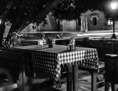 Monokrom Yemek Masaları.