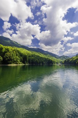Gökyüzünde Bulutlar ile Dağ Gölü.