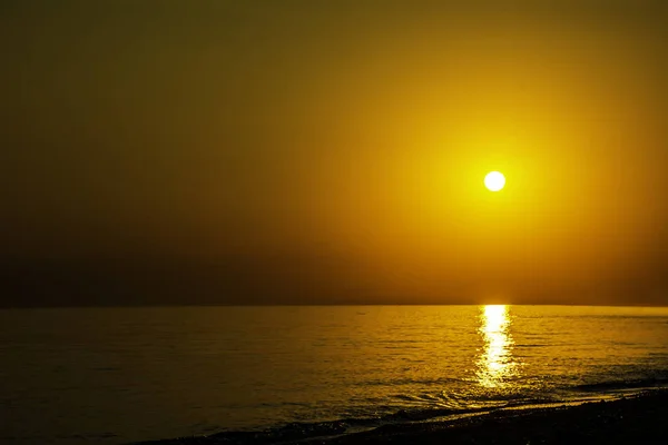 Horizontal sunset coastline calm sea with golden sun - Late afternoon on beach waterline with golden direct sunset calm sea ocean - Sun sky sea ocean night time — Stock Photo, Image