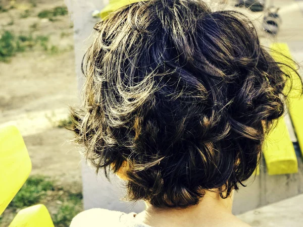 Çocuğun başının arkasına ve saçına bak.