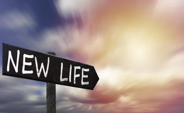 Nueva Vida Arrowed Wooden Sign Against Sky . — Foto de Stock