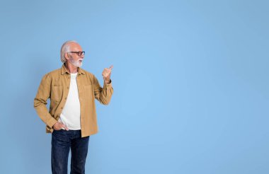 El ele verip baş parmağıyla fotokopi alanına ve mavi arka plandaki reklamlara nişan alan kıdemli satıcı.