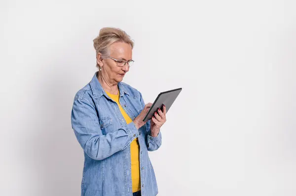 Profesional Femenino Senior Enfocado Que Trabaja Sobre Tableta Digital Mientras — Foto de Stock