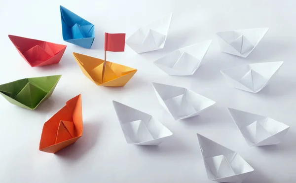 Takım Çalışması Konsepti farklı renk Origami Kağıt Botları (gemiler))