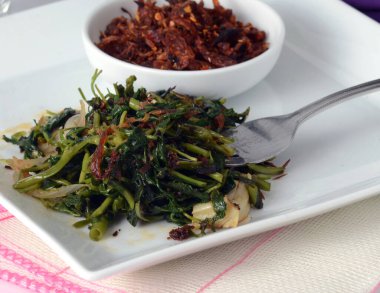Kapatın. Yapraklı yeşil su ıspanak kızartması. İştah açıcı Baharatlı Maldivler balık tabağıyla - (Kurutulmuş balık) - Güzel yemek restoranı