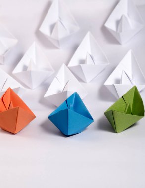 Origami Crane beyaz arka planda tek başına. Kapat.