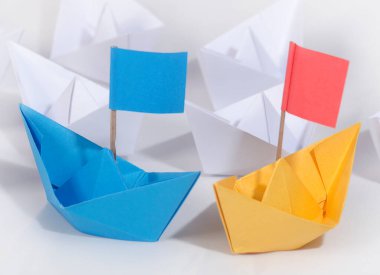 Origami Crane beyaz arka planda tek başına. Kapat.