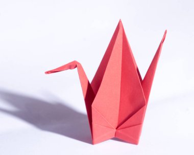 Origami Crane beyaz arka planda tek başına. Kapat.