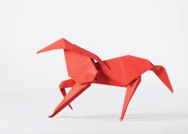 Origami Crane beyaz arka planda tek başına. Kapat.