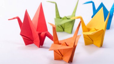 Renkli origami Turna kuşu dansı sekansı.