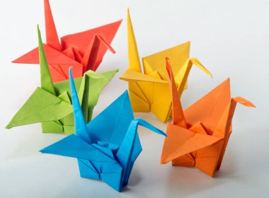 Origami Crane beyaz arka planda tek başına. Kapat.