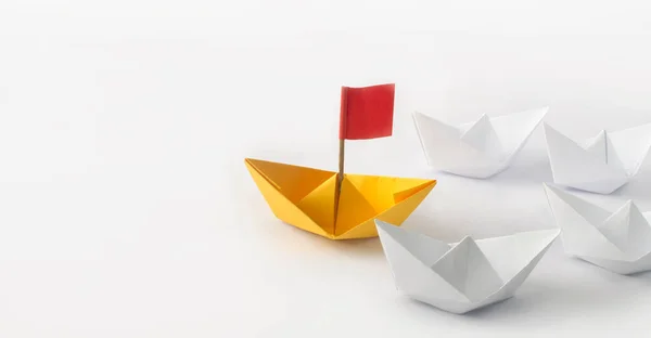 Origami Crane beyaz arka planda tek başına. Kapat.