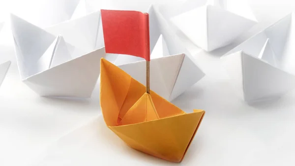 Origami Crane beyaz arka planda tek başına. Kapat.