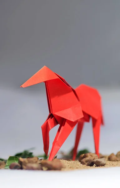 Origami Konsepti. Origami Kağıt At. Odaklı bir ön görüş ve odak dışı bir arka görüş ile. Bokeh etkisi. 