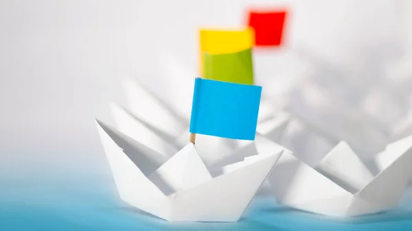 Origami kağıt teknelerini kullanarak iş yarışması konsepti. Başkasına karşı mücadele etmek. 