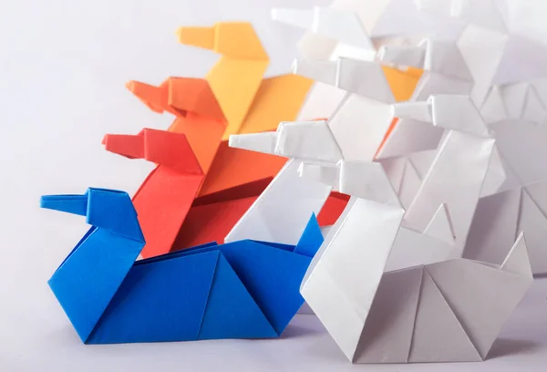 Takım Çalışması / Liderlik Konsepti farklı renk Origami Kağıt Kuğular kullanıyor. Bir takımın müşterek çabalarıyla hedeflere ulaşın   