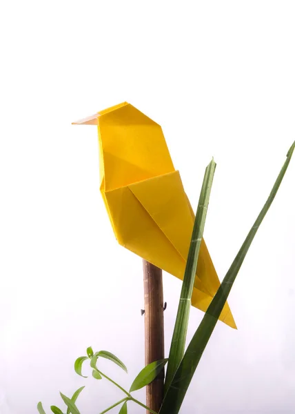 Kağıt Origami Sarı Kuş bir dalda