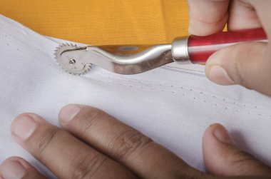 Beyaz Kumaşta İzleme Tekeri. Yakın çekim.