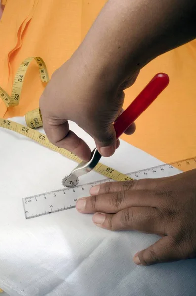 Beyaz Kumaş 'ta Dikiş Tekerleği Kullanılıyor.