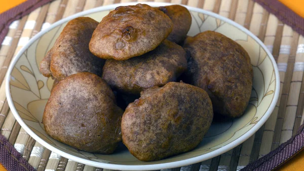 Geleneksel Sri Lankalı ev yapımı Sweet (Kavum). Festival zamanı en sevilen lezzet..