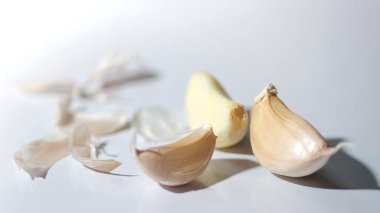 Üç tane mor sarımsak..