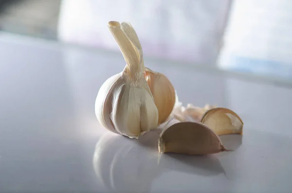 Dientes Bulbos Ajo Capturados Luz Natural Hierbas Especias Medicina Fotografía —  Fotos de Stock