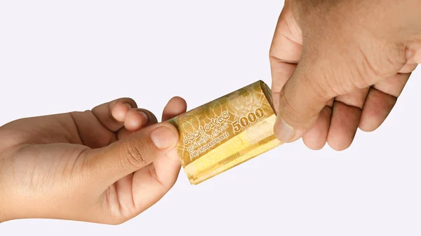 El hareketlerini gösteren banknotlar verildi ve alındı. beyaz izole arkaplan