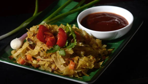 Köri aromalı baharatlı vejetaryen yemeği. Sebze kottu roti geleneksel bir Sri Lanka sokak yemeğidir..
