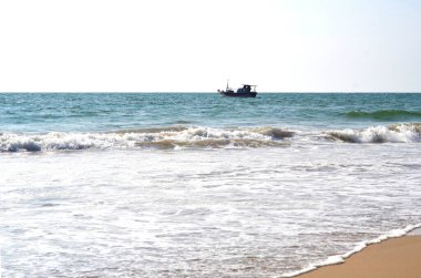 Lavinia Dağı Sahili. Colombo, Sri Lanka. 05 Mart 2016. Lavinia Dağı Sahili. Colombo, Sri Lanka. 05 Mart 2016. Horizon 'da balıkçı teknesi. Balıkçı köyü.