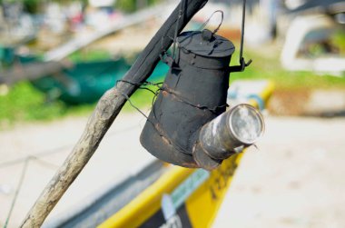 Lavinia Dağı Sahili. Colombo, Sri Lanka. 05 Mart 2016. Katamaran balıkçı teknesindeki su ısıtıcısını kapat.