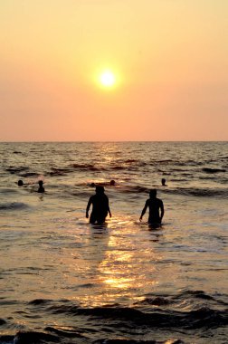 Lavinia Dağı Sahili. Colombo, Sri Lanka. 05 Mart 2016. Sahildeki erkek silueti, günbatımı arka planında.