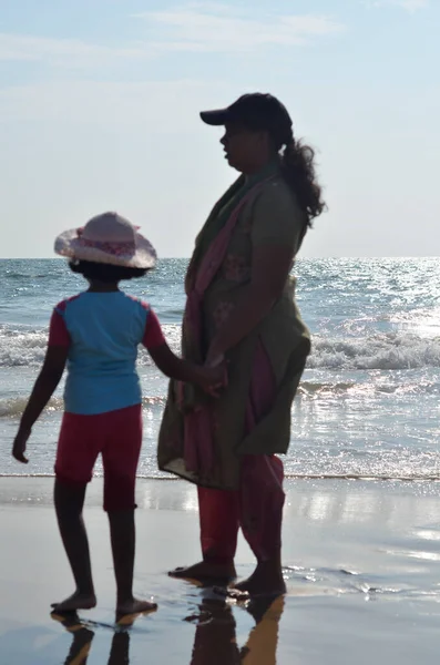 Lavinia Dağı Sahili. Colombo, Sri Lanka. 05 Mart 2016. Sahilde bir anne ve kızın silueti..