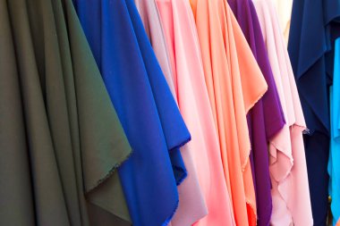 Güzel saten birçok rengi aşağıdaki gibi gri, mavi, pembe, turuncu, mor, menekşe, çivit, Camgöbeği vardır. Kumaş pastel renk. Bez doku arka plan.