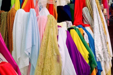 Saten birçok rengi aşağıdaki gibi beyaz, mavi, mavi, altın, turuncu, kırmızı, pembe, sarı, mor, menekşe, krem, kahverengi, Çivit Mavisi, yeşil, gri, gri, siyah vardır. Kumaş pastel renk satış mağazalarında. Bez arka plan