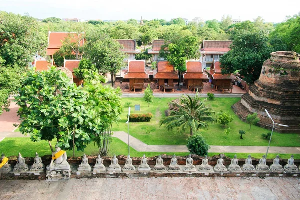 Reihe Von Weißen Zement Buddha Statue Und Große Pagode Mit — Stockfoto